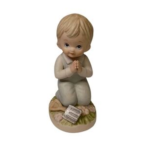 HOMCO Porcelain Figurine Series ‎ #1452 "Young Boy Praying in Garden"